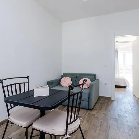 Life - Two Bedroom With Balcony And Sea View アパート