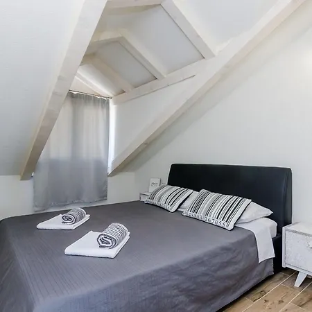 Life - Two Bedroom With Balcony And Sea View Apartment *