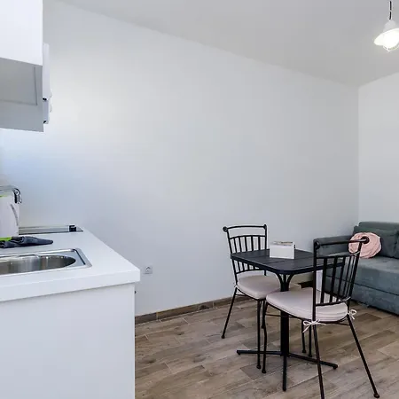 Life - Two Bedroom With Balcony And Sea View 아파트 *