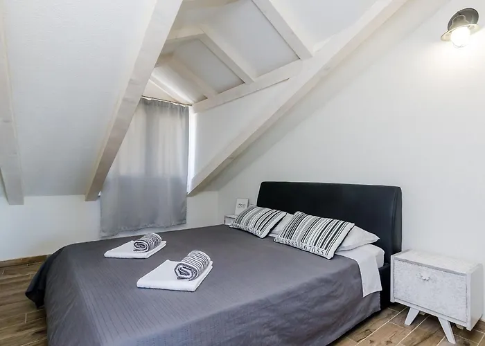 Life - Two Bedroom With Balcony And Sea View Apartment *