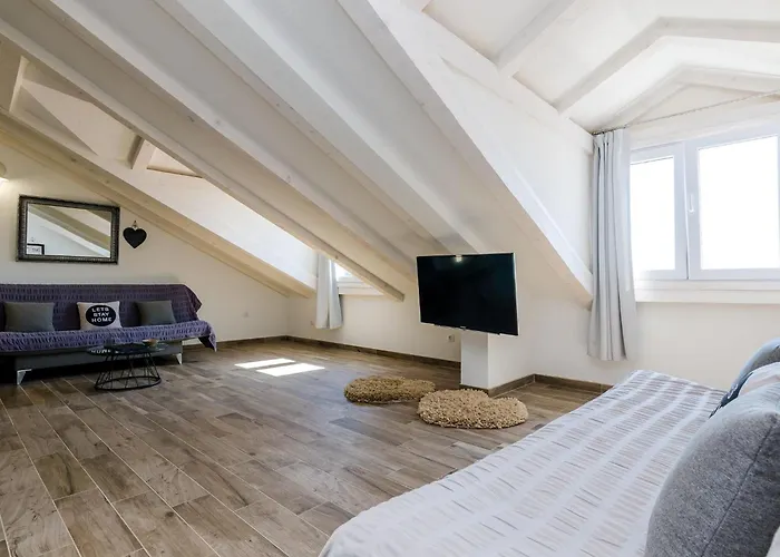 Apartment Life - Two Bedroom With Balcony And Sea View *