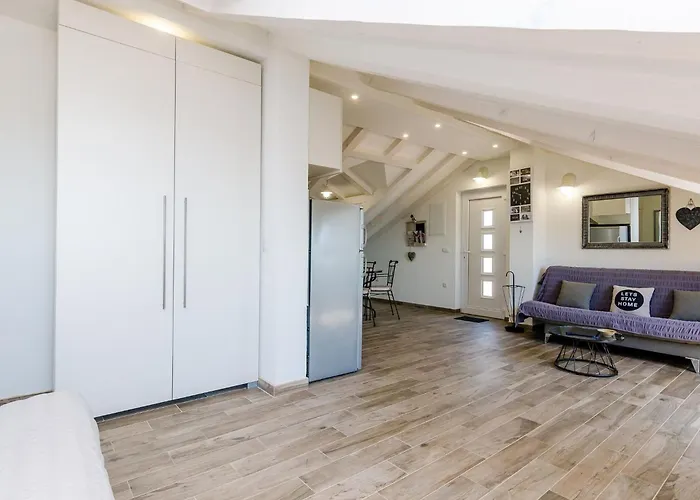 Life - Two Bedroom With Balcony And Sea View *